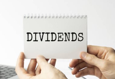 İş kadını elinde bir not defteri tutuyor. Temettü. İş konsepti.