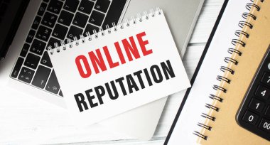 İş adamı ONLINE Klavye, diyagram ve beyaz arkaplan içeren bir kart tutuyor