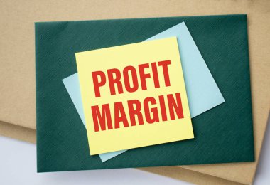 PROFIT MARGIN, iş adamları tarafından tutulan tablet pc ekranda - çevrimiçi, üst görünüm.