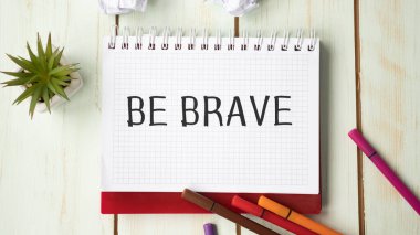 İş konsepti. Not defteri notlar, hesap makinesi, gözlük, kalem, kalem, beyaz arkaplan için beyaz kağıt bE BRAVE sayfa