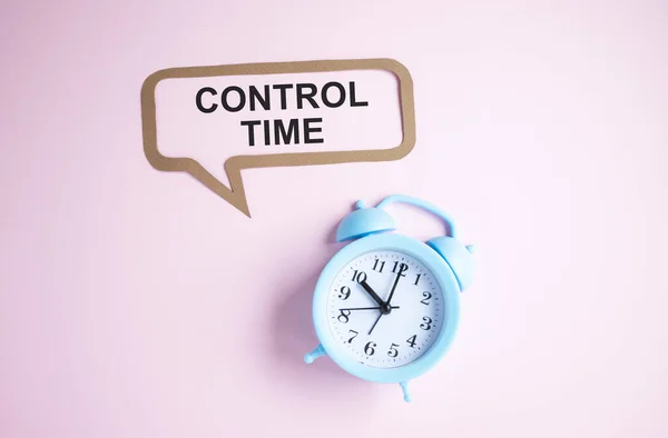 Controle Tijd Tekst Roze Achtergrond Buurt Van Blauw Wekker — Stockfoto