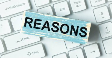 Tahta arka planda ahşap bloğa yazılmış nedenler.