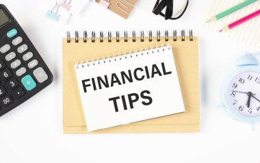 Kağıt, zar, gözlük, kalem, dizüstü bilgisayar hesap makinesi - işletme, bankacılık, finans ve yatırım konsepti üzerine finansal ipuçları içeren renkli pasta grafiği üzerinde cam.