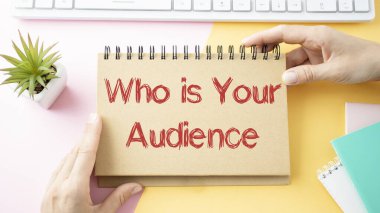 Ofis masasının arka planında, bir çalışanın elinde kimin sizin yardımcınız olduğunu not alın..