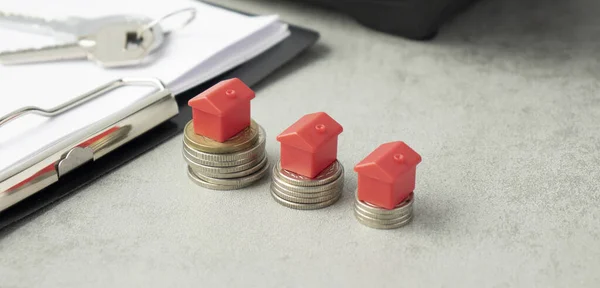 Houses Resting Pound Coin Stacks Business Concept — Stock Photo, Image