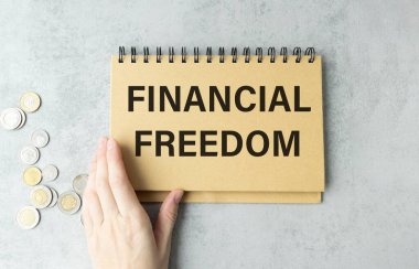 İş kadını elinde beyaz kart işareti olan Gri Duvar Ofis arka planında izole edilmiş Mali Özgürlük mesajı olan eller. Retro instagram biçimi resmi