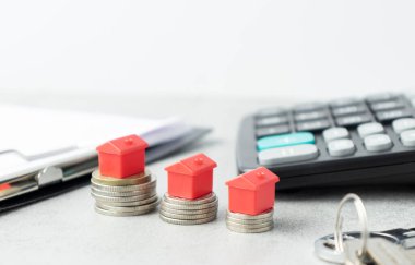 Evler demir para yığınları üzerinde dinleniyor, iş konsepti