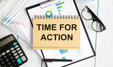 İş kadını elinde metin zamanı olan bir defter tutuyor