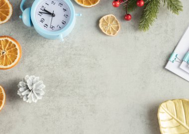 Yeni yıl ve Noel. Kartpostal Mavi arkaplanda kırmızı böğürtlen, kar ve kozalaklı yeşil çam dalları.