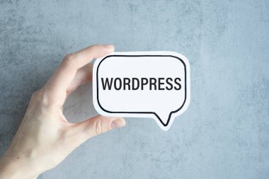 Kart üzerinde el yazısı, gri arkaplan ile sözcük baskısı metni.