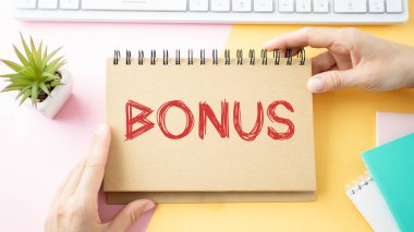 BONUS 'a not defteri, kalem, kaktüs, evden çalışma, sarı arkaplan fotokopi alanı üzerinde serbest ortam, planlama günü, liste yapma