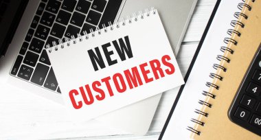 Yeni müşteriler konsept not defteri beyaz arkaplan metni