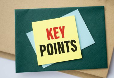 KEY noktalı bir kart tutan işadamına yakın plan, yumuşak odaklı iş konsepti imajı ve klasik ton