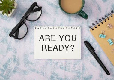 Tahta arka plan üzerine yazılmış kağıda hazır mısın?