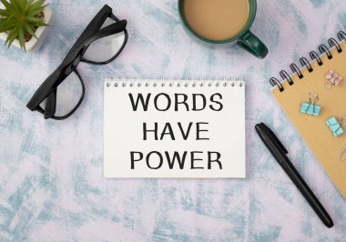 Kelimelerin defterinde kahveyle Güç metni vardır.