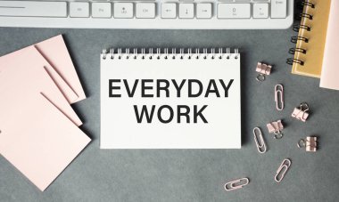 günlük işler. Gri arkaplan üzerine beyaz kağıt üzerine metin