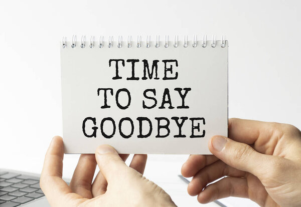 Деловой человек держит карточку с ВРЕМЯ, чтобы сказать хороший текст