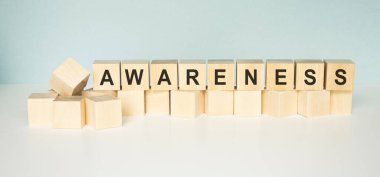 Işık arkaplanındaki küp hakkında farkındalık kelimesi