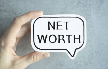 NET Worth 'e kahverengi kâğıt not defterine işadamlarının elinde mesaj at. İş konsepti