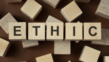 Beyaz arkaplanda zarlı kelime - etik