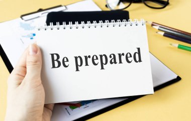 Mavi bir masanın üzerinde hazır metni olan defter