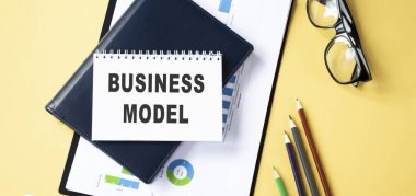 Not defterinde 2020 nolu yazıt, yakın plan, üst görünüm, planlama konsepti, hedef belirleme