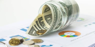 Bozuk paralar, hesap makinesi ve kavanozdaki Amerikan dolarları. Tasarruf kavramı, mali. Gelecek için para ve gelir tasarrufu yatırım fikirleri ve mali yönetim. Kapat..