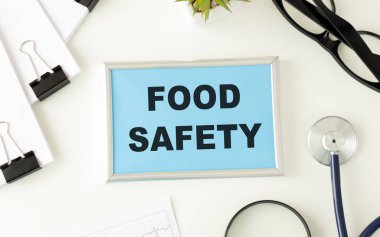 Mor arkaplanda sarı listeli bir steteskop metin güvenliği.