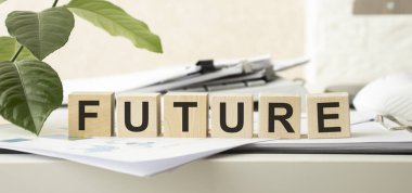 Tahta küplere gelecek kelime harfleri ve 100 Euro 'luk banknotlar. Finansal tahminler iş beklentileri kavramı.