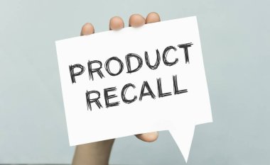 Ürün geri çağırma kartı beyaz arkaplanda izole edildi