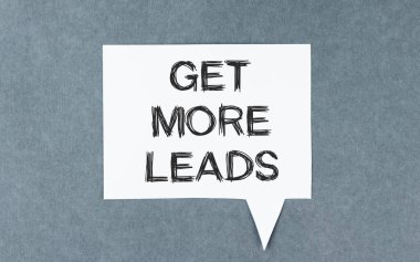 İfadenin üst görünümü tahta arkaplan üzerinde daha fazla ipucu alır