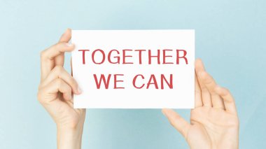 İş adamı elinde yazılı bir kart tutuyor Birlikte Yapabiliriz