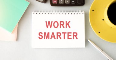 Daha akıllı çalış. İş motivasyonu ilham verici alıntılar. Kelime tipografisi üst görünüm kavramını harflendiriyor