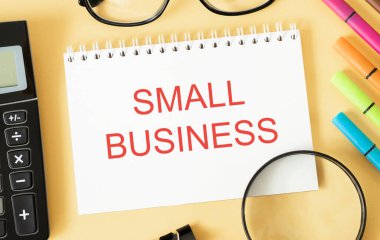 Küçük işletme. Hesap makinesi ve kağıtlarla kavramsal arkaplan