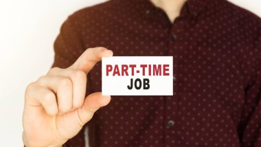 İş adamının elinde kısa zamanlı bir iş kartı var.