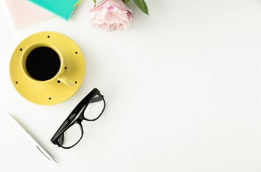 Üzerinde bir sürü şey olan beyaz ofis masası. Kopyalama alanı olan üst görünüm.