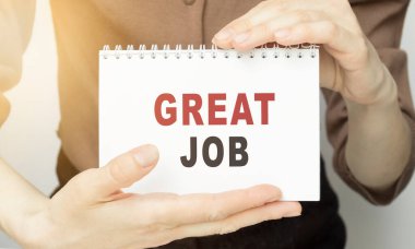 Üzerinde yazı olan bir kart tutan eller: Harika iş.