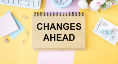 Beyaz arkaplanda kalem ve gözlük ile AÇA ÖNCE not defterini değiştir