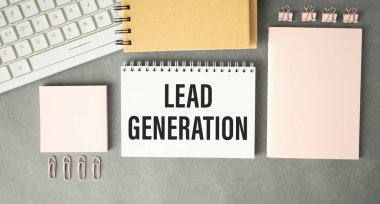 GENERASYON Masa ve kahve işinde açık kitap