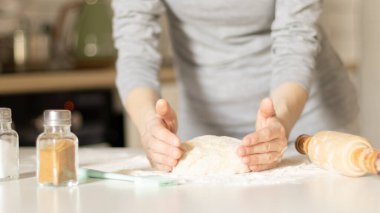 Paskalya kurabiyesi yapmak, hamurlu kadın eli