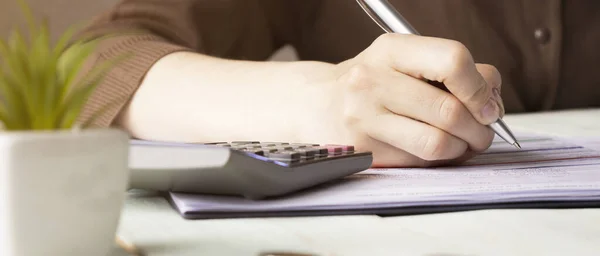 Dłonie Kobiet Liczą Kalkulator Wypełniają Formularz — Zdjęcie stockowe