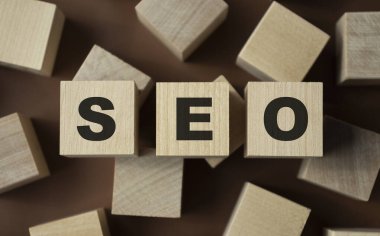 SEO - harfli ahşap bloklar, arama motoru optimizasyonu SEO konsepti, gri arkaplandaki üst görünüm