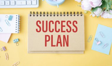 SUCCESS PLAN metin sarı bir ofis tahtasında yazılı.