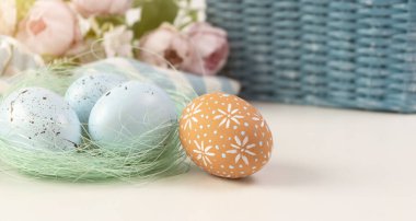 Paskalya 'da mavi arka planda izole edilmiş yumurtalar. Paskalya 'nın minimum konsepti.