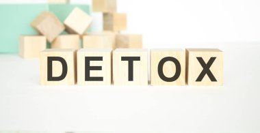 Tahta arkaplandaki tahta küplerle ilgili DETOX metni