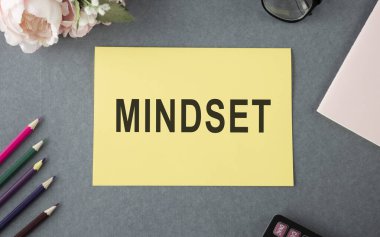 Kelime yazma zihniyeti. Soru açıklamalarına veya durumlara tepki verme amaçlı iş konsepti. Seçimler beyaz boş kağıdın üzerinde metin iletileri için kopyalama alanı ile yatıyordu..