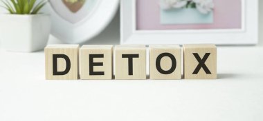 Renkli ahşap küplerden arınma kelimesi. tıbbi konsept