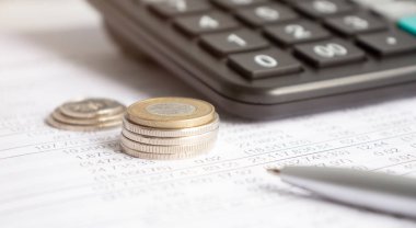 Finansal muhasebe, para hesap makinesi masada. Vergi reformu