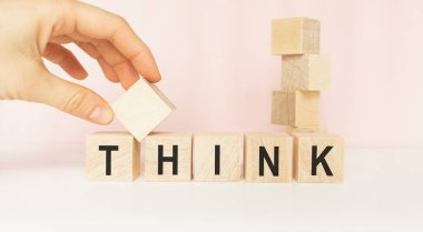 Tahta bir masanın üzerinde yeşil bir doğaya sahip küp bloklarda mesajlaşmayı düşün.