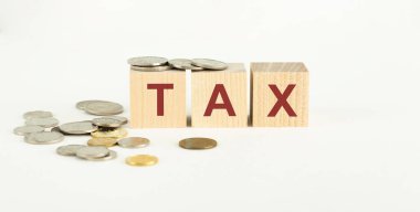 Kelime vergisi. Beyaz arkaplanda izole edilmiş tahtadan küçük küpler. Kopya alanı mevcut. İş Konsepti resmi.